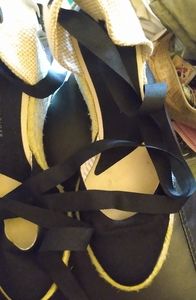 Tommy Hilfiger size 6.5 closed toe tie heels